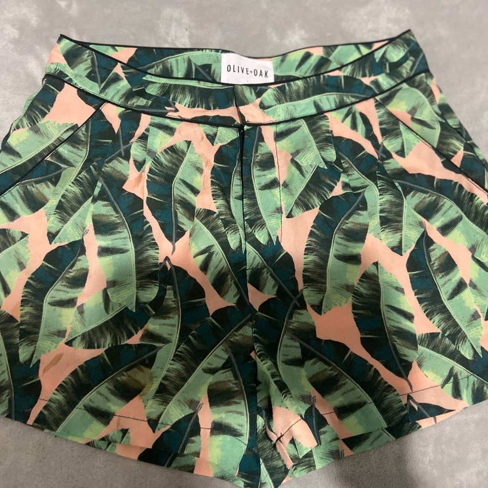 Olive + Oak Dress Shorts Size Small